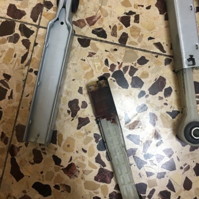 חלקי מתכת עם חיבורים על רצפה מרוצפת