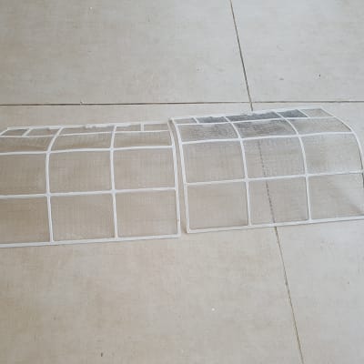 שני מסננים מלבניים מונחים על רצפה