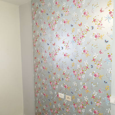 טפט פרחוני צבעוני על קיר אפור בהיר