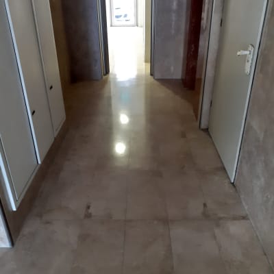 רצפה מבריקה במסדרון עם דלתות