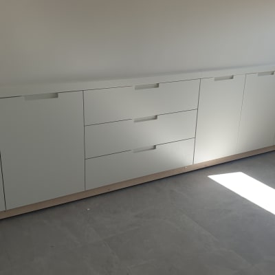 ארונות מטבח לבנים עם ידיות שקועות