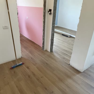 רצפת פרקט עץ עם מטאטא בחדר