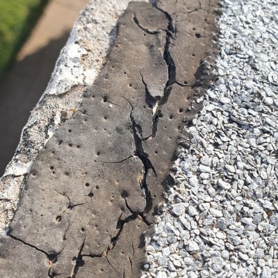 סדקים באיטום גג עם חצץ