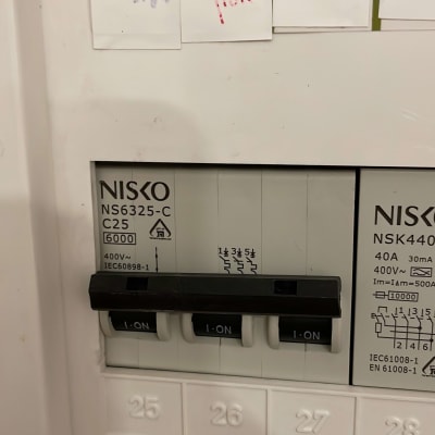 לוח חשמל עם מפסקים ומתגים של ניסקו