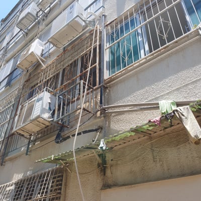 בניין עם מזגנים מותקנים על הקיר החיצוני