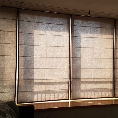 וילונות בד חומים על חלון גדול