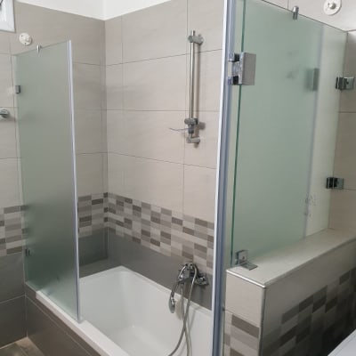 דלתות זכוכית חלבית במקלחת עם מסגרת מתכת