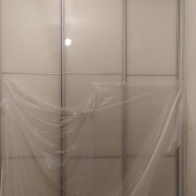 דלתות הזזה מכוסות בניילון שקוף