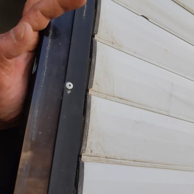 תריסים לבנים עם מסגרת מתכת כהה