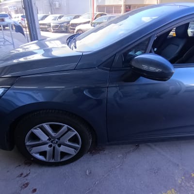 מכונית כחולה עם פגוש קדמי וגלגלים