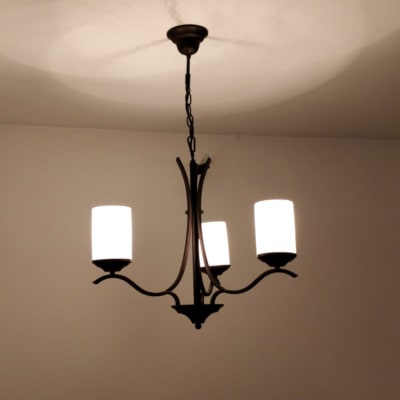 נברשת תקרה עם שלושה גופי תאורה מוארים