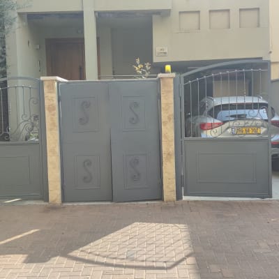 שער מתכת אפור עם עיטורים דקורטיביים