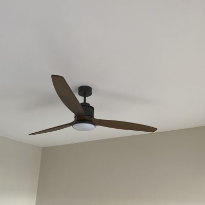 מאוורר תקרה עם שלוש כנפיים מעץ