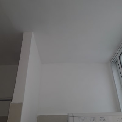 קיר ותקרה צבועים בלבן ליד מכונת כביסה