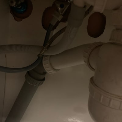 צינורות וניקוז מתחת לכיור במטבח