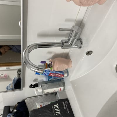 ברז כיור עם סבון ומשחת שיניים