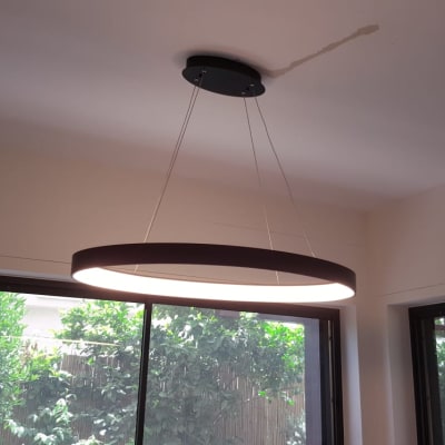 מנורת תלייה עגולה מחוברת לתקרה