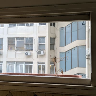 חלון זכוכית עם נוף לבניין סמוך