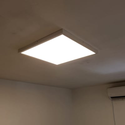 תאורת תקרה מרובעת מוארת בחדר