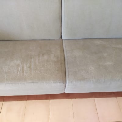 ספה עם כתמים על המושב