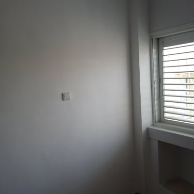 קיר עם חלון ותריסים סגורים