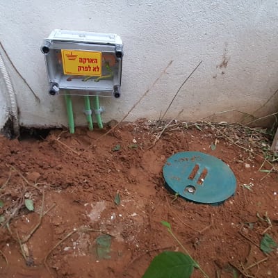 קופסת חיבורים חשמלית עם כיתוב אזהרה