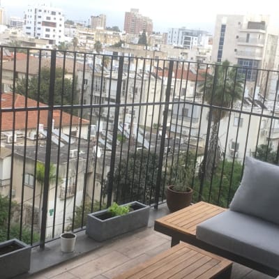 מעקה ברזל במרפסת עם נוף עירוני