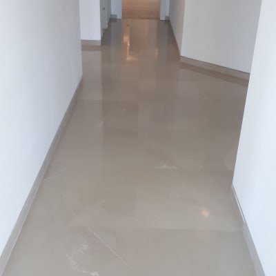 רצפה מבריקה במסדרון נקי