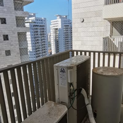 יחידות מיזוג אוויר על מרפסת עם רשת הגנה