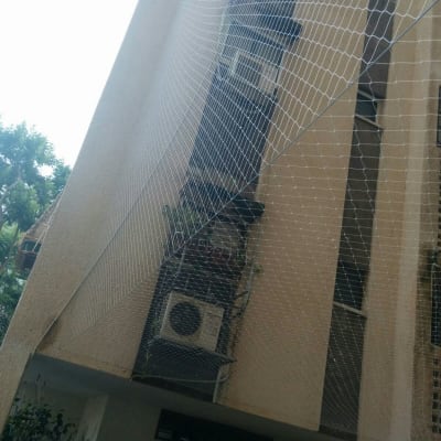 רשת הגנה מותקנת על קיר בניין למניעת יונים
