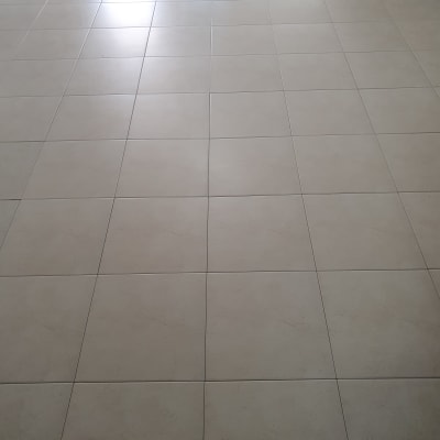 רצפה נקייה עם אריחים בהירים