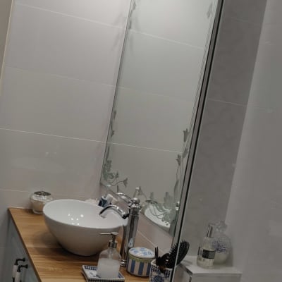 כיור עגול על משטח עץ עם ברז כרום