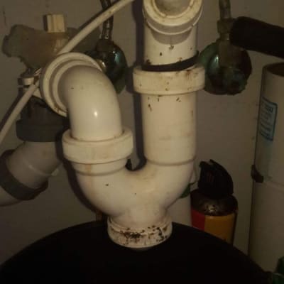 צינור ביוב לבן עם חיבורים מתחת לכיור