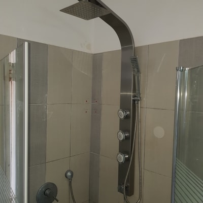 ראש מקלחת מרובע עם ברזים וכפתורים