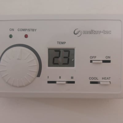 תרמוסטט עם תצוגת טמפרטורה 23 מעלות