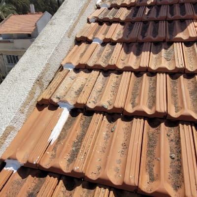 גג רעפים עם תיקוני איטום לבנים