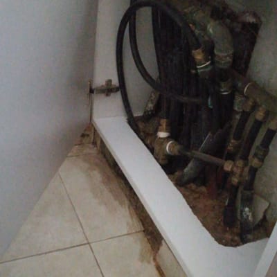 ארון פתוח עם צינורות ומחברים מתכתיים