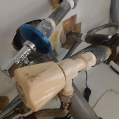 צינורות מים עם ברזים וחיבורים מתכתיים