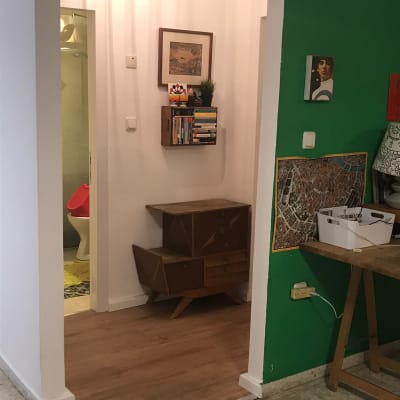 רצפת פרקט עץ בחדר עם קיר ירוק