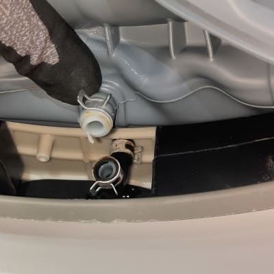 חלקים פנימיים של מכונת כביסה עם צינור וחיבורים