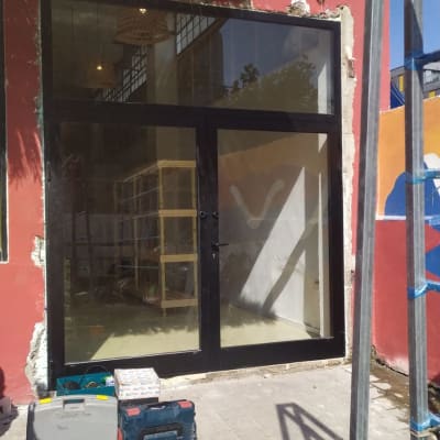 דלת אלומיניום שחורה עם חלונות זכוכית