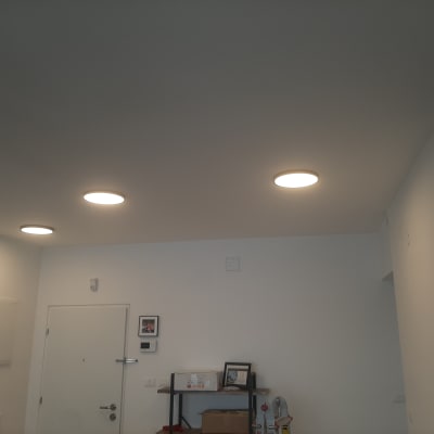 תאורה שקועה בתקרה עם שלושה פאנלים מוארים