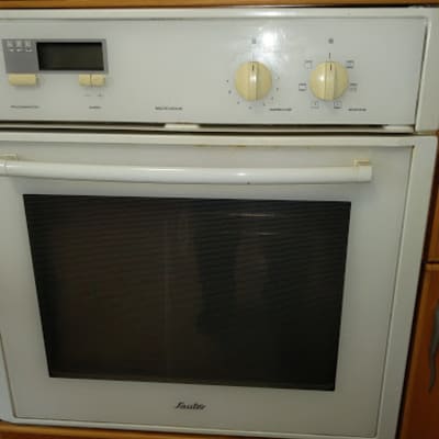 תנור אפייה לבן עם כפתורי שליטה