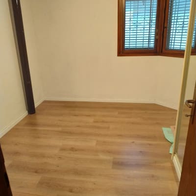 חדר עם רצפת פרקט עץ בהיר