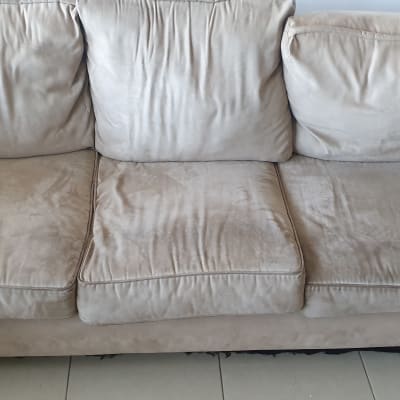 ספה עם כתמים קלים על הריפוד