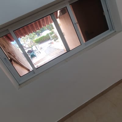 חלון נקי עם נוף חיצוני