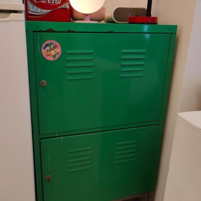 ארון ירוק עם מנורה אדומה על גבי הארון