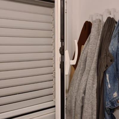 תריסים סגורים עם ידית פתיחה לבנה