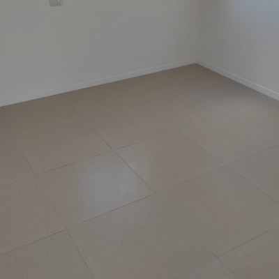 רצפה נקייה בחדר ריק עם חלון