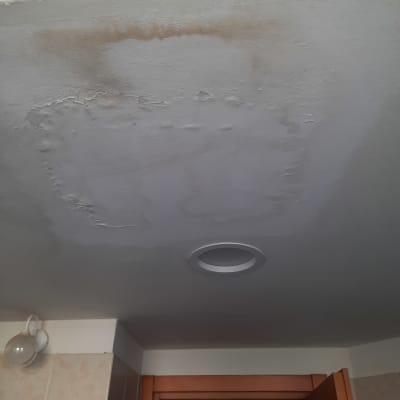 כתם רטיבות בתקרה עם סימני נזילה